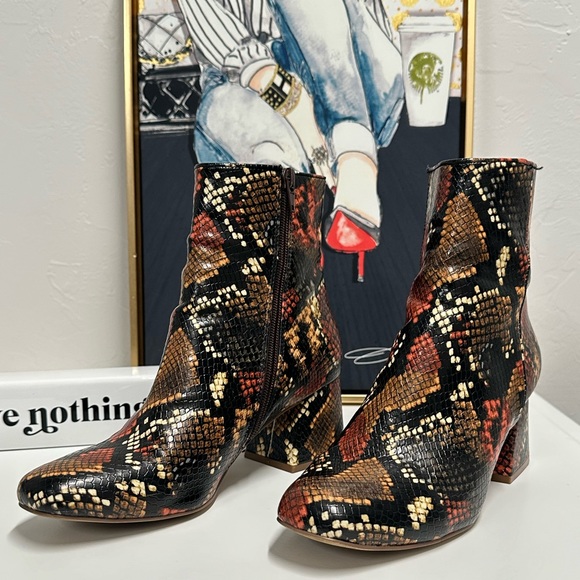 ⭐️⭐️ STEVE MADDEN Drama K Ankle Bootie ⭐️⭐️ VERY GENTLY USED - Picture 3 of 13